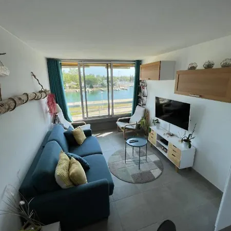 Vue A Port Camargue 르그로뒤후아